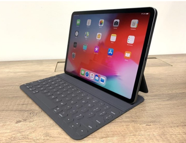 新款iPad Pro容易变弯：苹果前高管认为“弯曲”不合理，将它退货