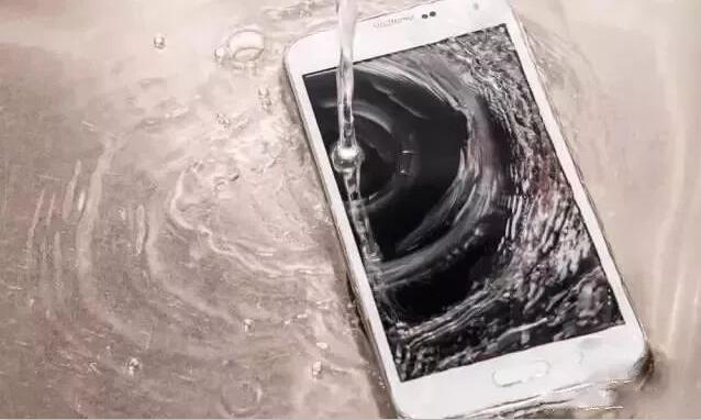 华为一体手机掉入水中的自救方式