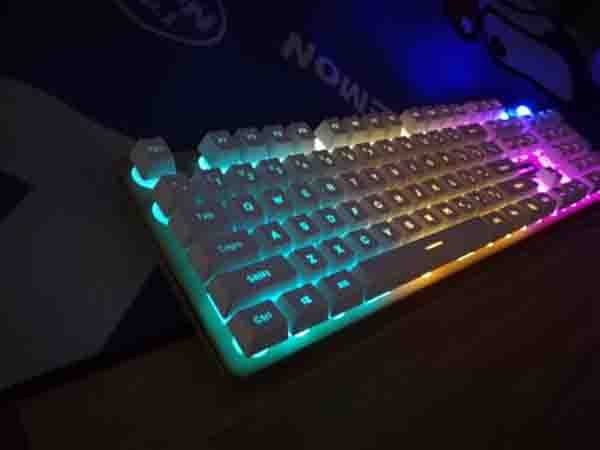 发光键盘按哪个键发光