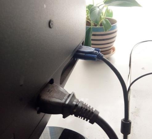电脑长时间不用开不了机显示无信号