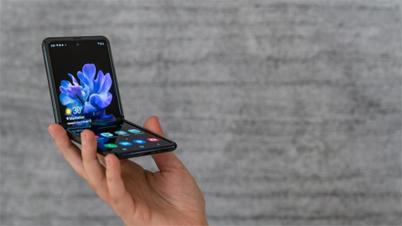 三星可折叠Z翻盖的5G版本内置一键钥匙价格昂贵(2)