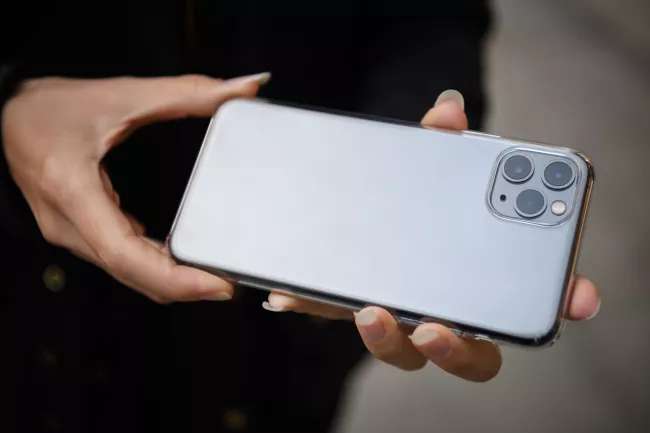 iPhone 12视频泄漏揭示了引人入胜的功能但外观难看