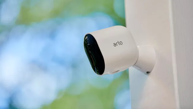 新的Arlo Ultra 2安全摄像机可以连续记录六个月的4K录像