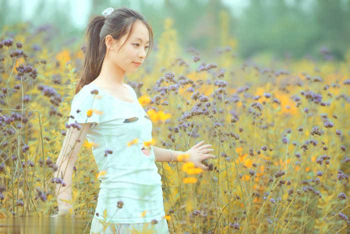 Photoshop为野花中的美女加上小清新的粉黄色(1)