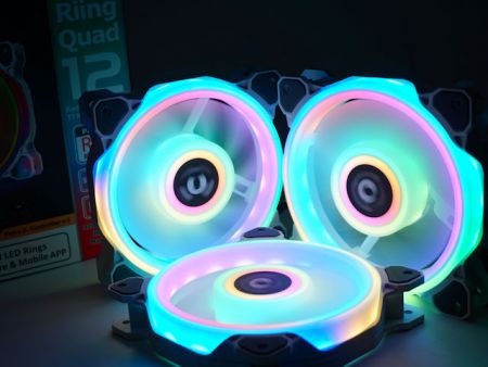 54 颗 LED、4 环灯效 Thermaltake Riing Quad 12 RGB 风扇