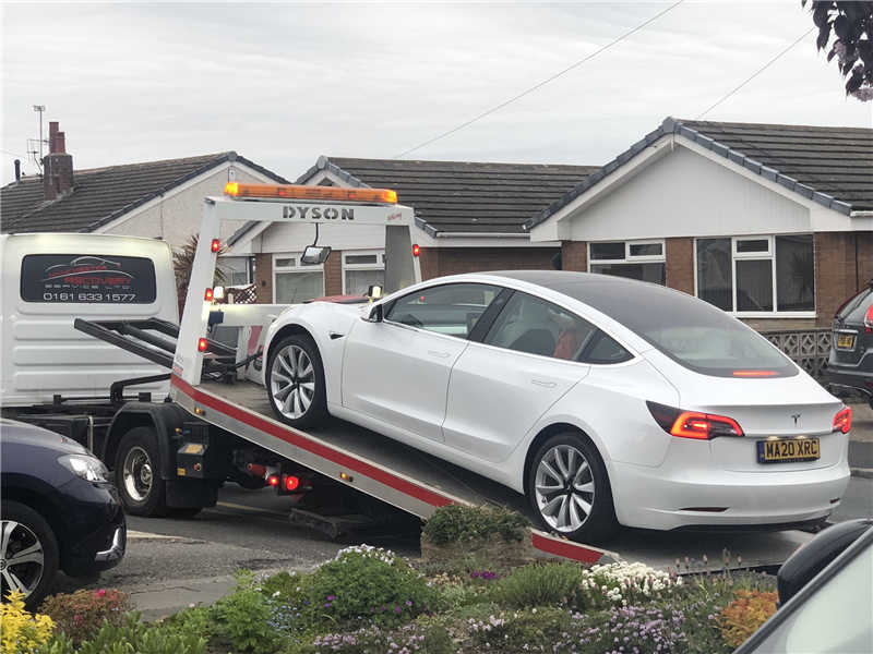 Tesla Model 3 驾驶途中軚盘甩出，车主吓呆：才买一个月(2)