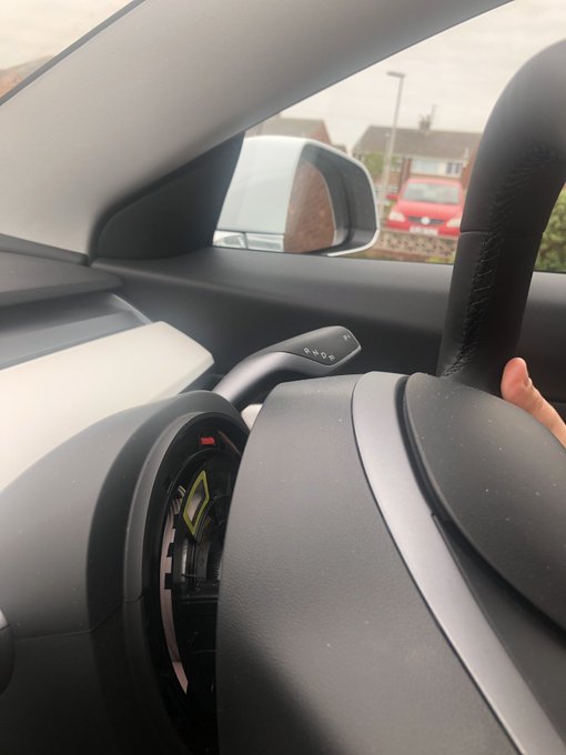 Tesla Model 3 驾驶途中軚盘甩出，车主吓呆：才买一个月(3)