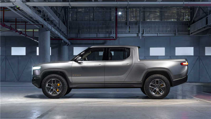 Tesla 被虐爆了？RIVIAN R1T 神技能可以原地转向(2)