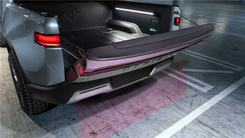 Tesla 被虐爆了？RIVIAN R1T 神技能可以原地转向(5)
