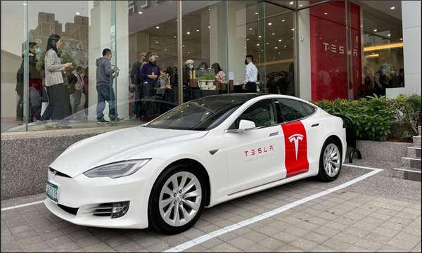 特斯拉高雄服务体验中心 Tesla Center 开幕，Model 3 白色内装现货车下週开放现场预定