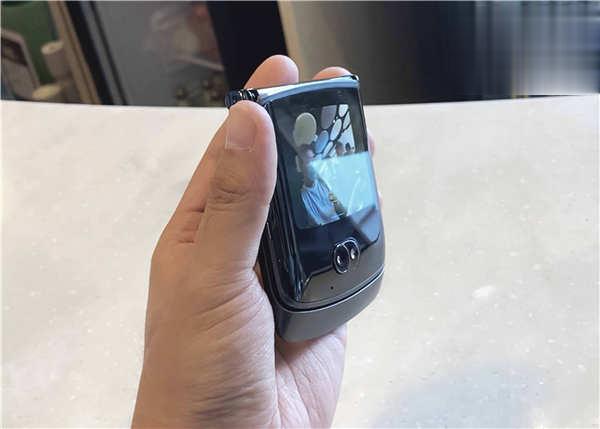 CSL 全港独家发售 motorola razr 5G 对摺手机 !(2)