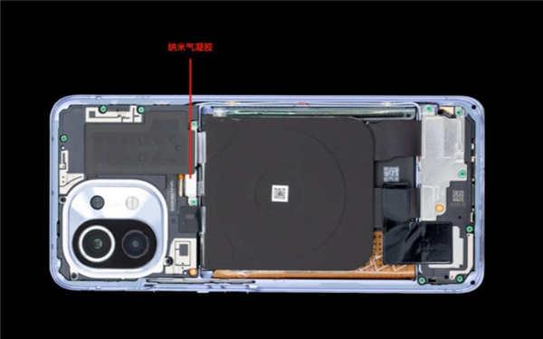 小米11 官方拆解影片释出，轻薄机身如何收纳 S888 处理器、Harman Kardon 调音立体双扬声器？透过影片快(9)
