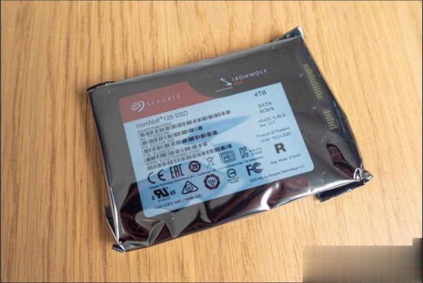 优质 NAS 快取选择，全新 Seagate IronWolf 125 4TB SSD 开箱实测(1)