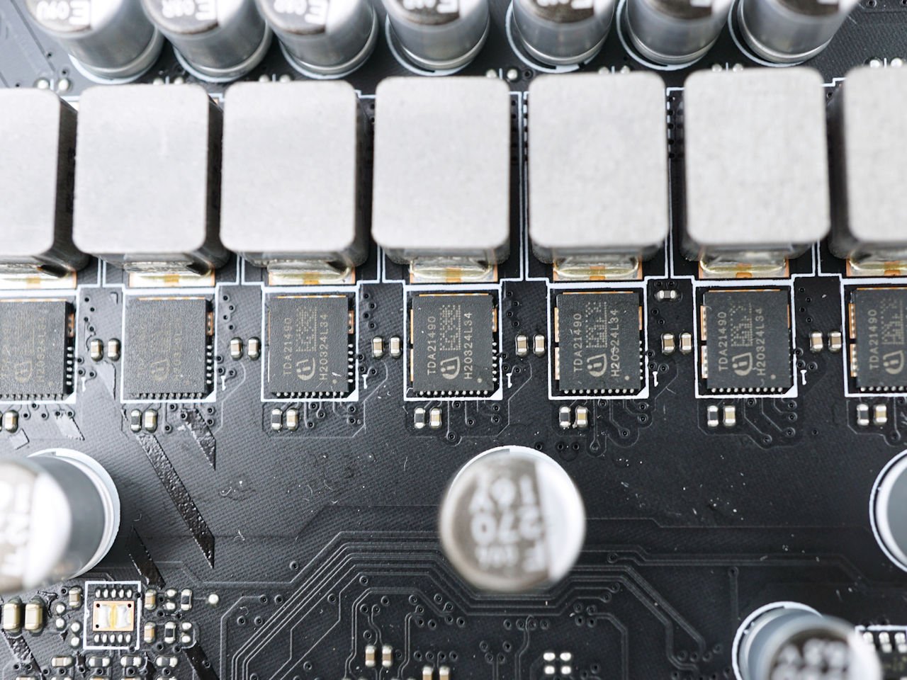  B550 用料比 X570 更好 !? MSI MEG B550 UNIFY 主机板(12)