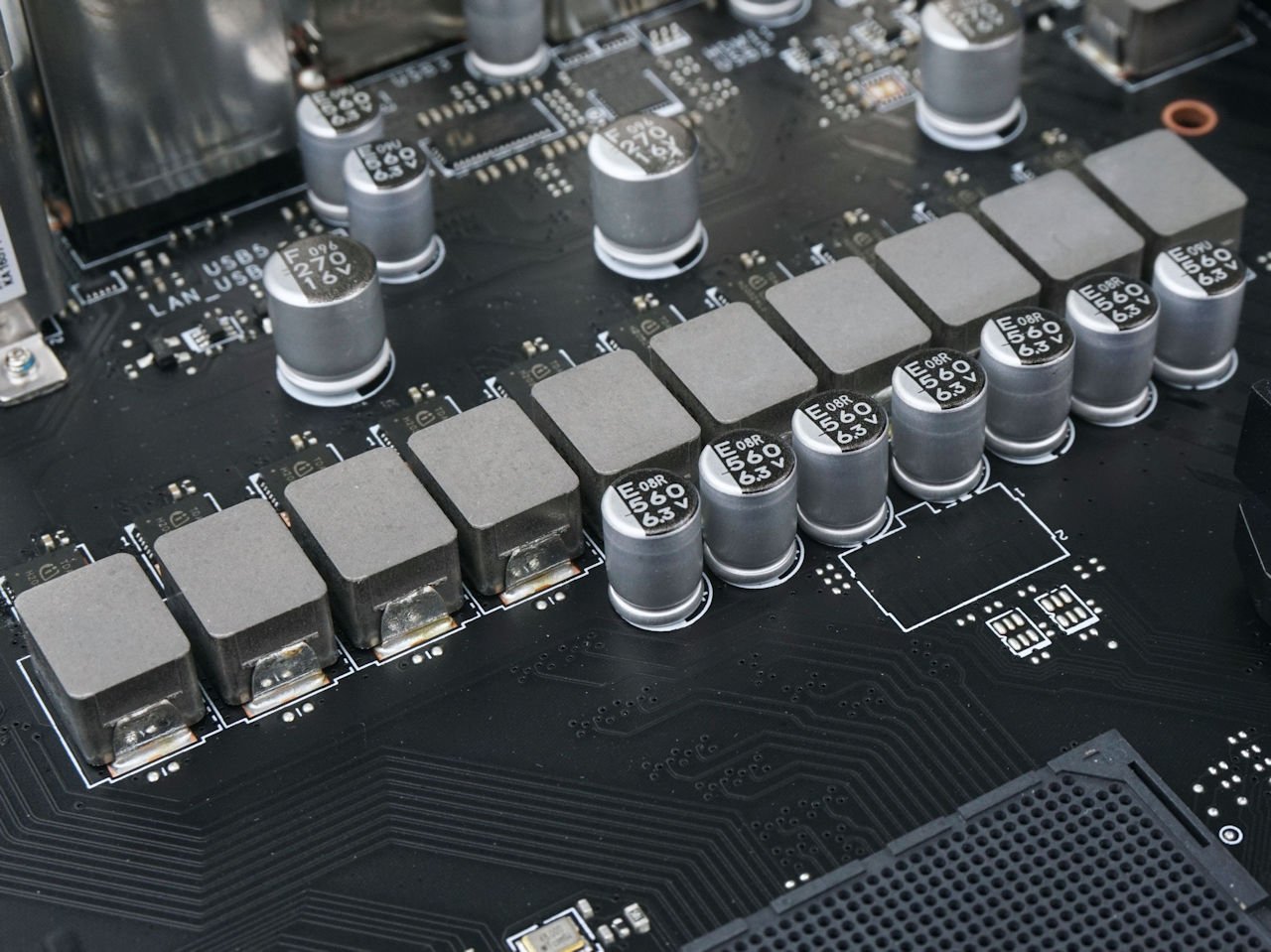  B550 用料比 X570 更好 !? MSI MEG B550 UNIFY 主机板(13)
