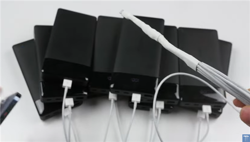 一次 10 台行动电源同时充电 iPhone 12 Pro Max 会比较快吗？国外 YouTuber 还真的实测了(3)