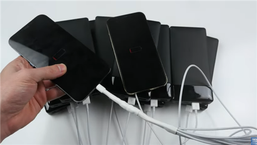 一次 10 台行动电源同时充电 iPhone 12 Pro Max 会比较快吗？国外 YouTuber 还真的实测了(5)