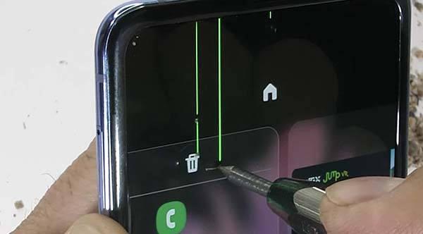 Galaxy Z Flip 柔性玻璃萤幕耐用测试　唔怕一般使用可搵返保养！(1)