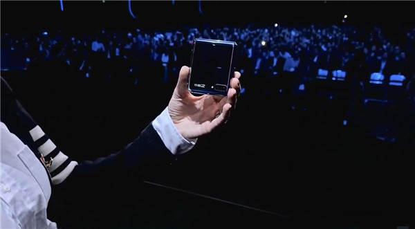 Samsung Galaxy Z Flip「摺机」登场扮化妆镜盒玩自拍