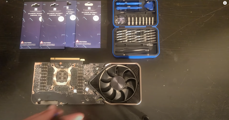 国外 YouTuber 自行更换 RTX 3090 FE 散热贴片，挖矿时记忆体温度下降最多 25 度(1)