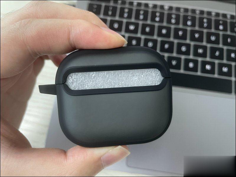 疑似 AirPods 3 真机曝光！外型相似 AirPods Pro 但採半入耳式设计，传闻最快于 3/23 发表(3)