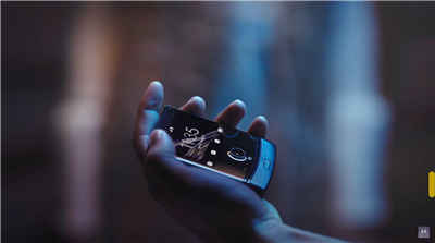 MOTO 摺芒手机 Razr 发布！2.7 吋打开后变 6.2 吋！