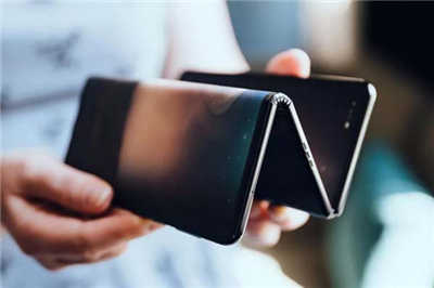 TCL 展示三摺手机原型机　萤幕可连摺两次