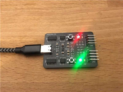 USB-C 也有分正反面！国外有人开发出专属侦测器，插对上方就会亮绿灯(1)