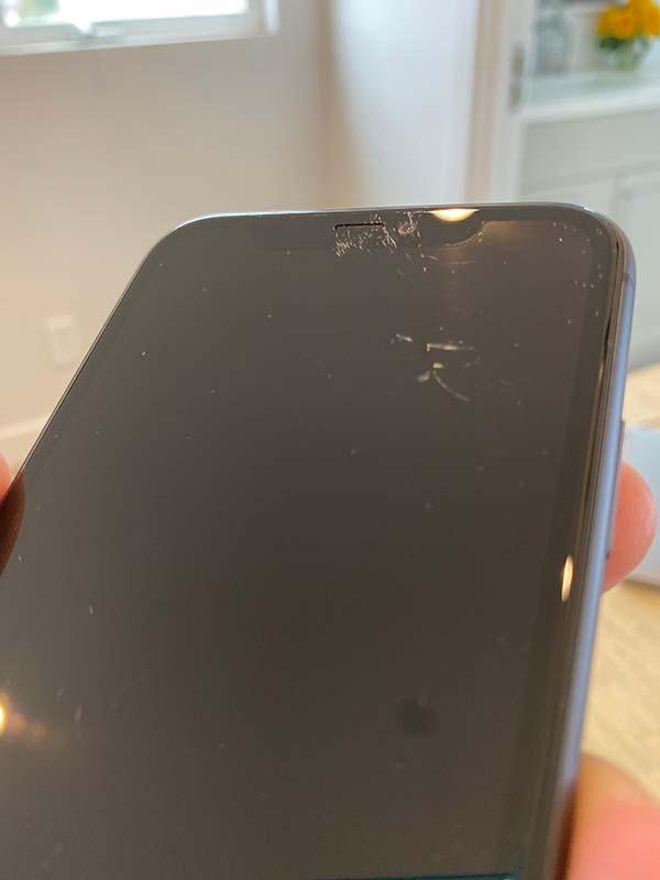 号称拥有最坚固玻璃的 iPhone 11 萤幕出现裂纹(1)