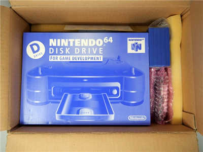 老外玩家展示新入手珍稀品 任天堂64DD磁盘机开发版(2)
