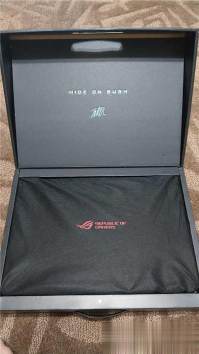 开箱 – ROG Strix SKT T1 Hero 限定版电竞笔电(10)