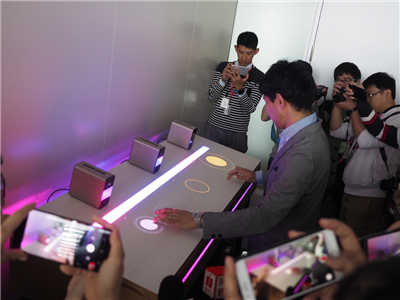 Sony Xperia Touch 首款支援10指互动触控的投影系统