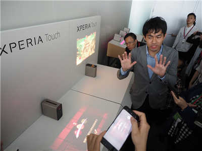 Sony Xperia Touch 首款支援10指互动触控的投影系统(1)