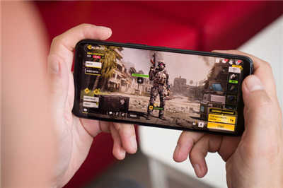 至强电竞手机ROG Phone 5 突破手游的操控界限(1)