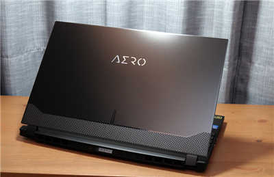 採顶级4K OLED萤幕逐台通过Pantone认证！居家必备｜技嘉AERO 15 OLED XD 创作者笔电｜开箱评测(6)