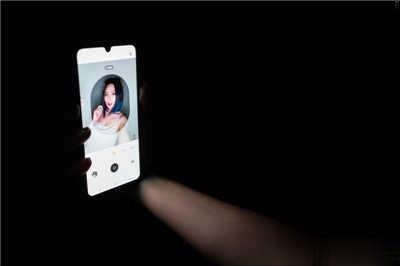 vivo V21 5G 开箱：前置双柔光灯+前后双光学防手震，怎么拍都美(1)