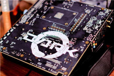 带有AMD X570机片组的EVGA DARK主机板被曝光