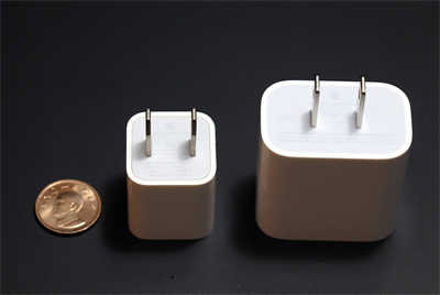 苹果新 20W USB-C 充电器开箱　和18W相比体积不变售价更便宜(10)