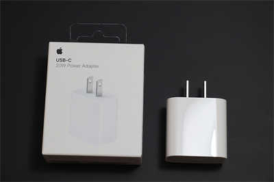 苹果新 20W USB-C 充电器开箱　和18W相比体积不变售价更便宜