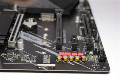 发烧音质+丰富的PCIe 4.0 等扩充能力！技嘉B550 AORUS ELITE主机板开箱(23)