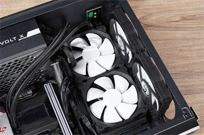 Phanteks Eclipse P200A D-RGB ITX机壳开箱/主分舱侧置水冷，支援D-RGB灯效(27)
