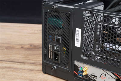 Phanteks Eclipse P200A D-RGB ITX机壳开箱/主分舱侧置水冷，支援D-RGB灯效(24)