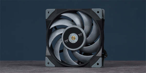 Thermaltake钢影TOUGHFAN 12 Turbo高风压风扇/2500 RPM高转速尬低噪音表现