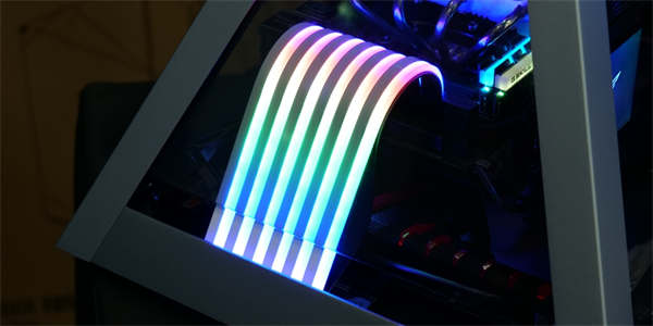 AZZA RGB GPU RISER CABLE发光PCIe延长线/大面积流水灯效超吸睛