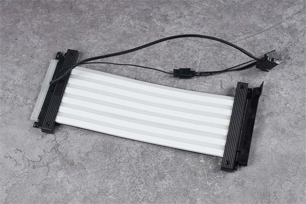 AZZA RGB GPU RISER CABLE发光PCIe延长线/大面积流水灯效超吸睛(4)