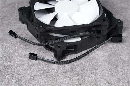 Phanteks Glacier One系列水冷散热器/7 代 ASETEK 性能保证，独家水管固定夹、无限镜灯效(9)