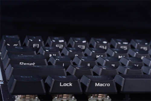 ROG Falchion 65%无线机械键盘开箱/互动式触控条不受限、ROG首款带有灯光的无线键盘(22)