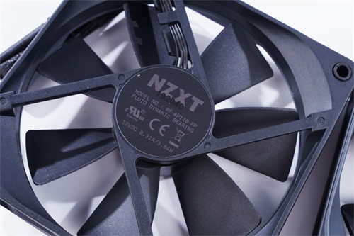 NZXT Kraken Z53一体式水冷开箱/2.36吋圆形全彩LCD萤幕、240mm规格适合小机壳(5)