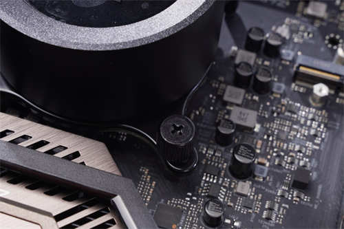 NZXT Kraken Z53一体式水冷开箱/2.36吋圆形全彩LCD萤幕、240mm规格适合小机壳(18)