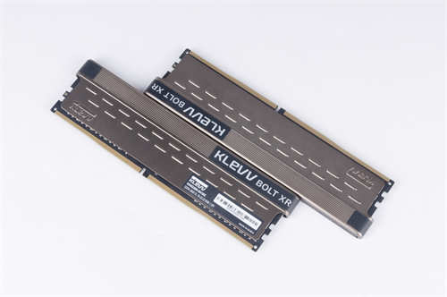 KLEVV BOLT XR DDR4 3600 8Gx2记忆体/纯铝金属沉稳散热片、Ryzen平台相容性测试通过